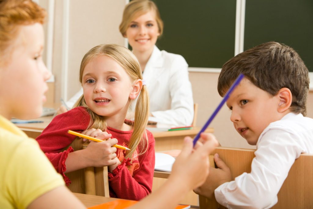 Cómo hacer que mi Hijo no Platique en Clase
